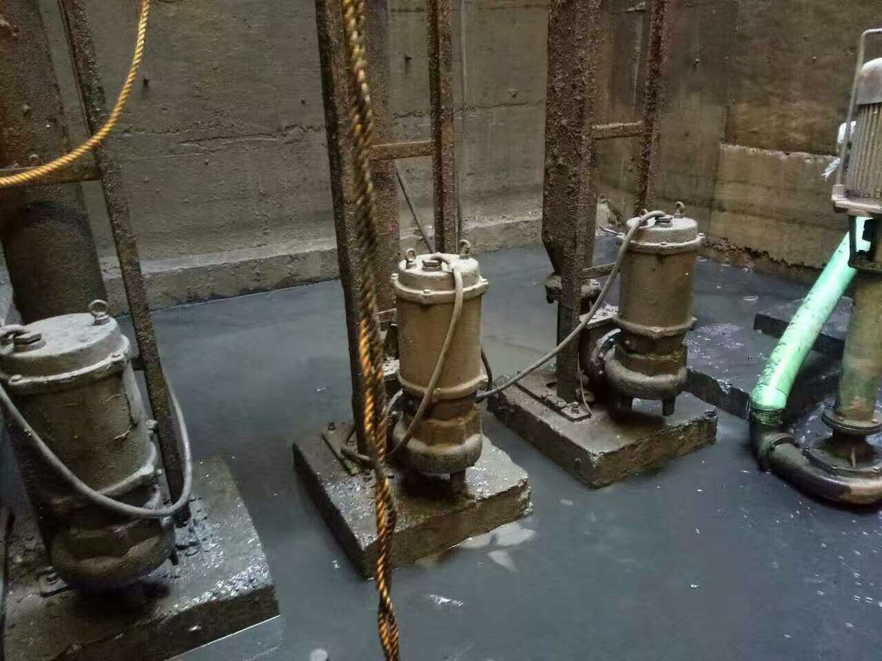 新野污水池清理