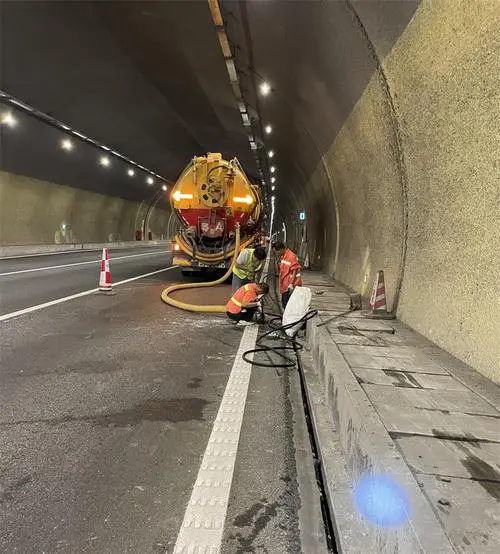 新野隧道排水渠清淤